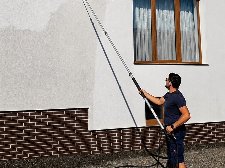 Spălarea fațadei unei case cu prăjină telescopică și apă demineralizată, lucrare în Satu Mare