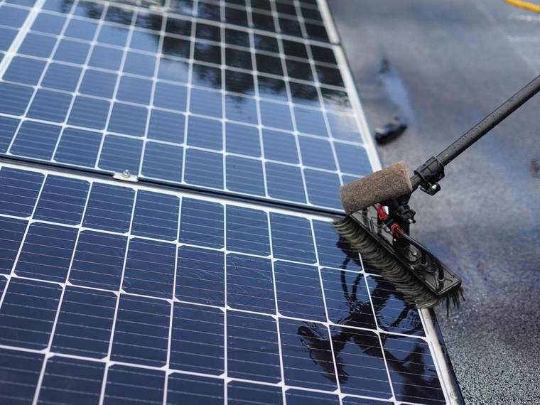 Perie de curățare pe un panou fotovoltaic